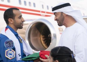 فيديو يوثق لحظة استقبال محمد بن زايد لهزاع المنصوري وسلطان النيادي لدى وصولهما الإمارات